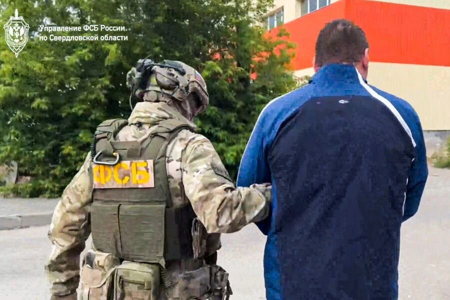    Сотрудники ФСБ во время задержания гражданина РФ, обвиняемого в государственной измене за финансирование покупки оборудования для ВСУ, при попытке пересечения границы © УФСБ России/ТАСС