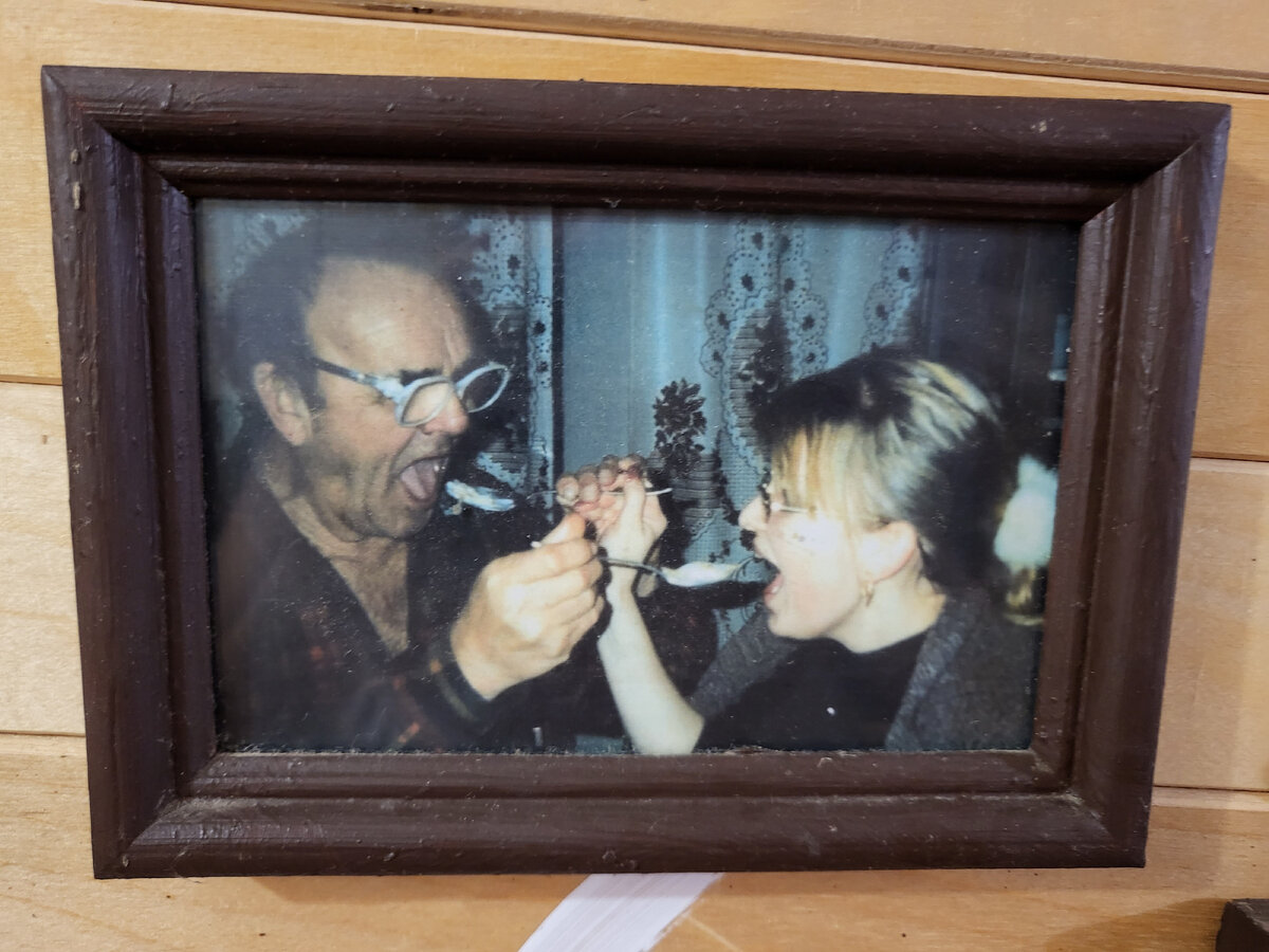 Это я и мой любимый Дедуля (Лев, в честь него я назвала своего первого сына - второго ребёнка,  старшая самая доченька у меня)