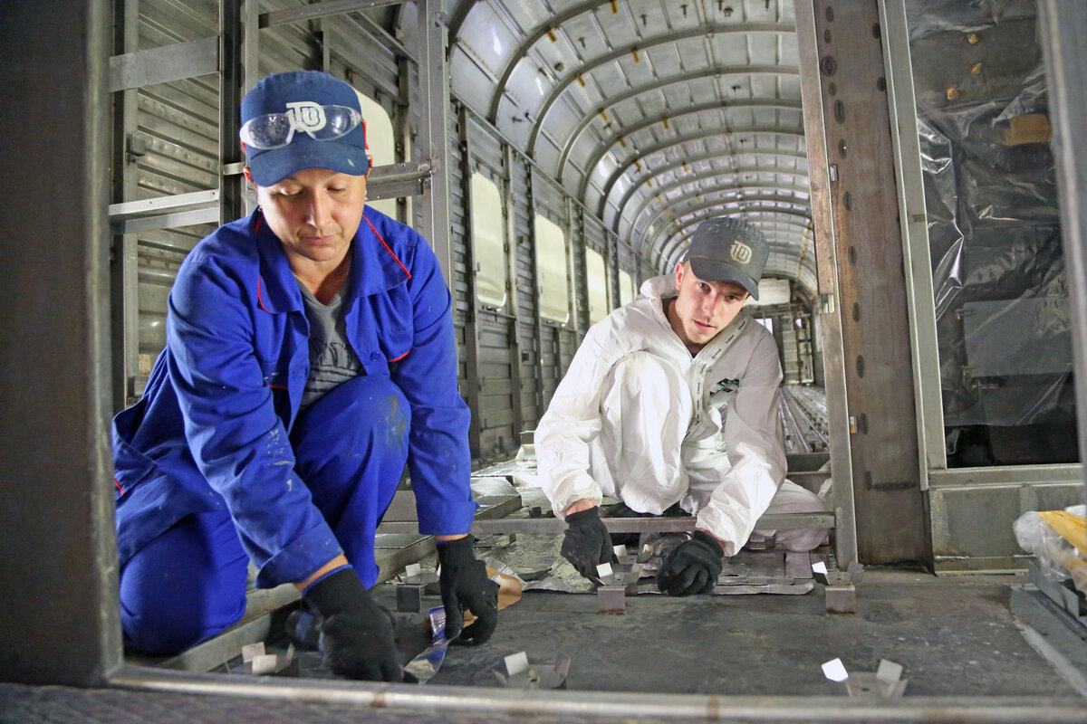 Маляры Савелий Комов и Ирина Кудряшова изолируют резьбовые соединения кузова перед его грунтовкой