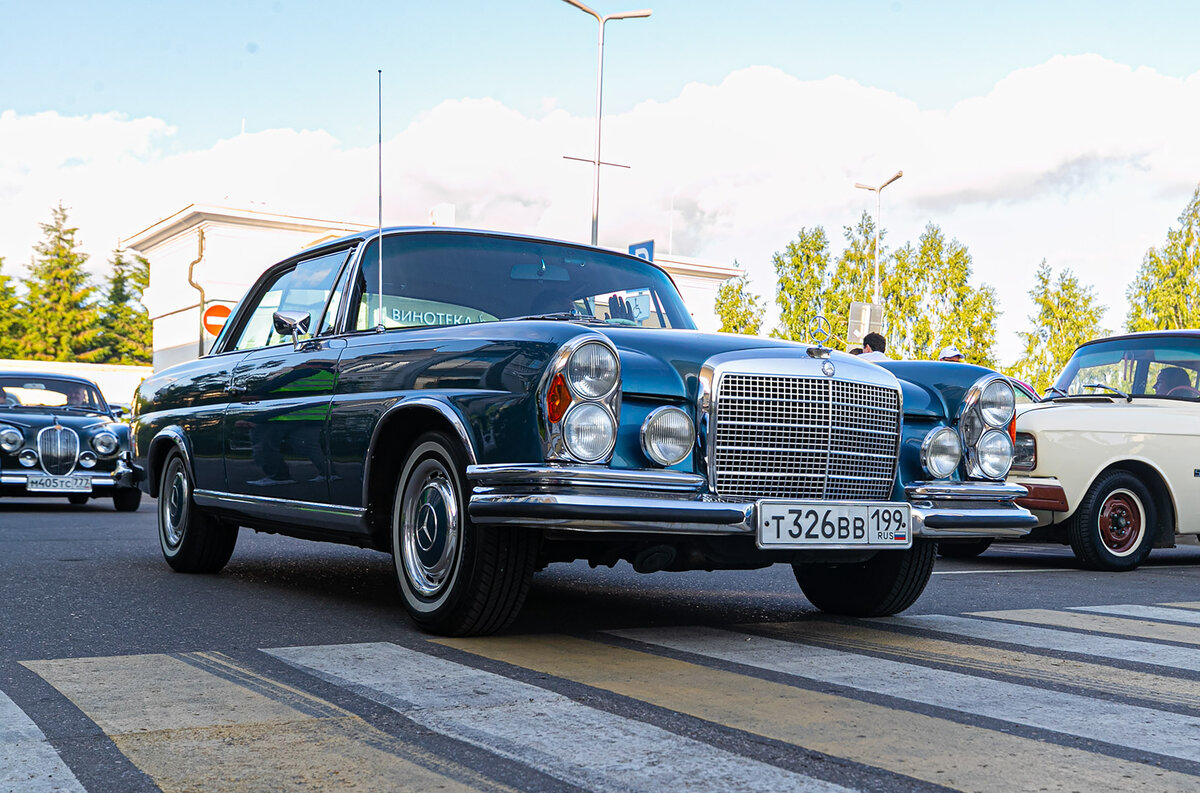    Стартовало ралли из Сколково от научно-исследовательского центра R&D Ренова, а далее следовало через поселок Миллениум Парк к финишу в комплексе Estate Mall.   
Фото: Старое Время