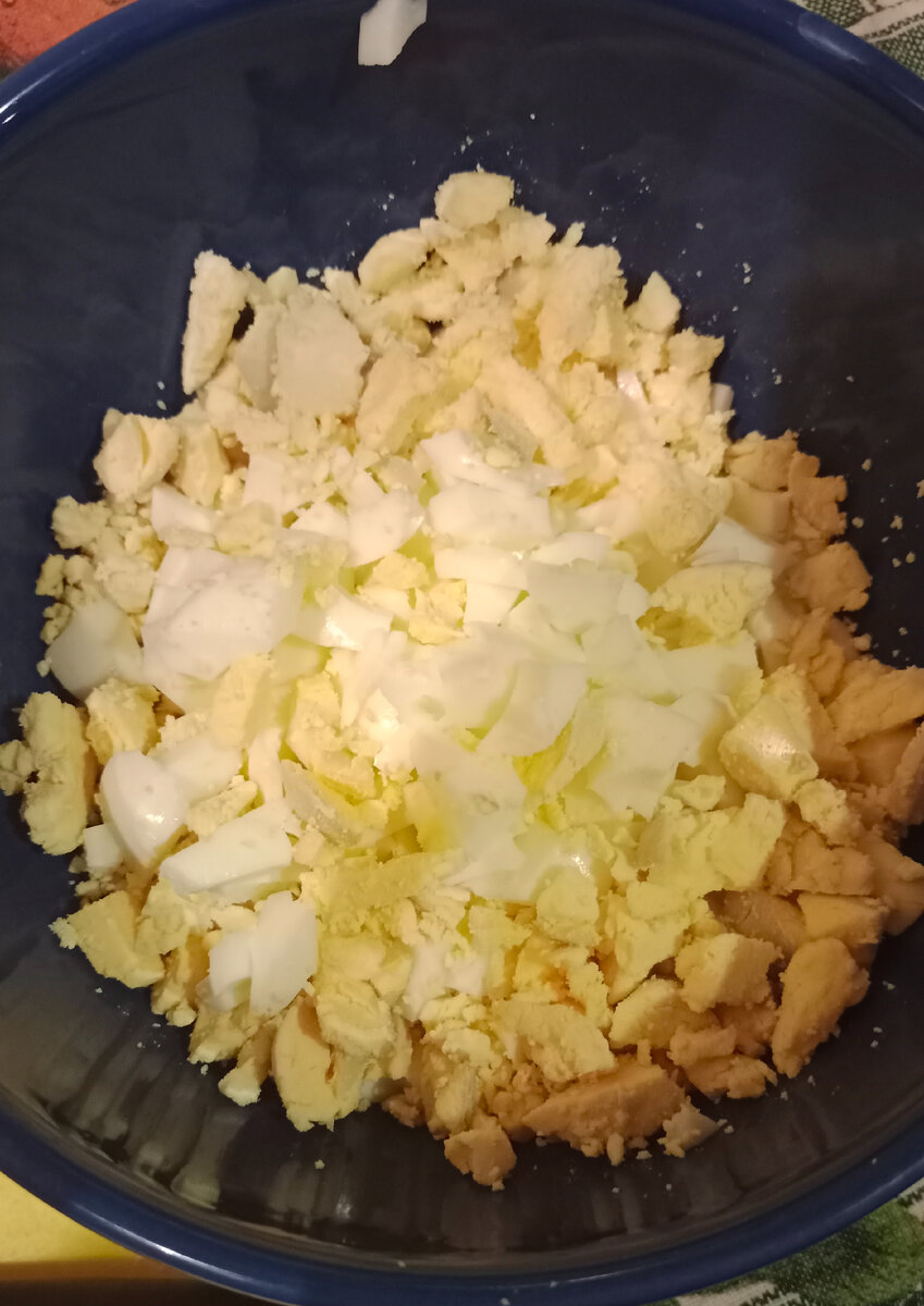 Салат из печени трески (минтая) с сыром