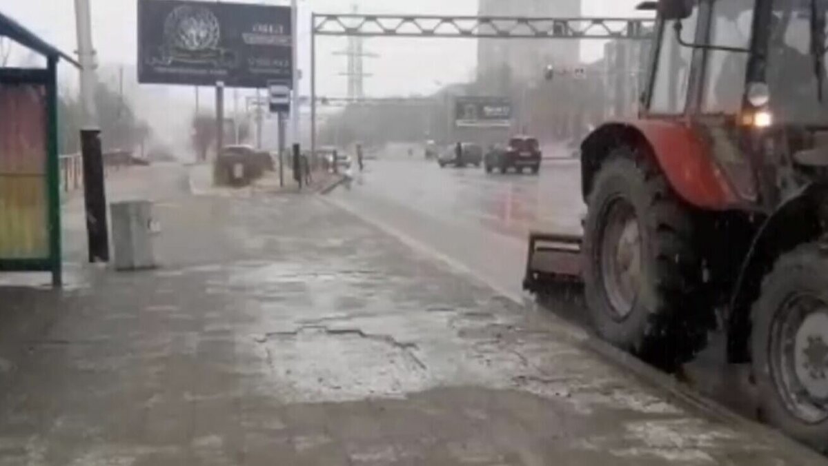     В краевой центре пришел снежным циклоном. Вся спецтехника выехала на уборку мокрого снега в городе.