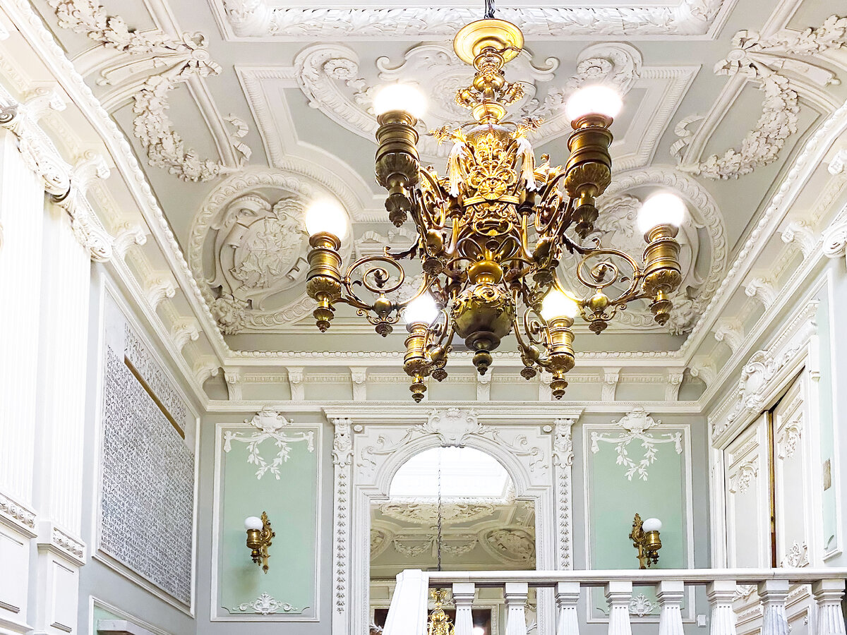 Парадная лестница, больше фото ->