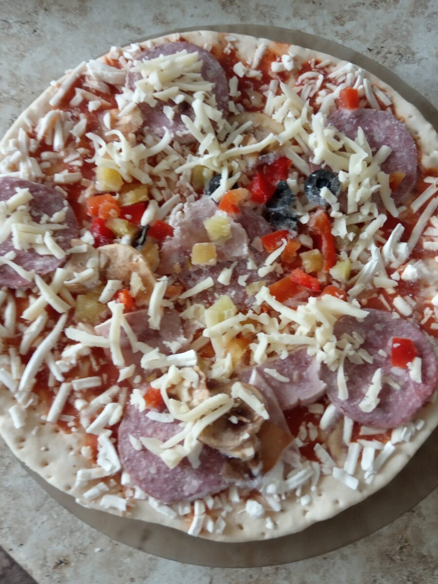 Посыпать пиццу тертым сыром