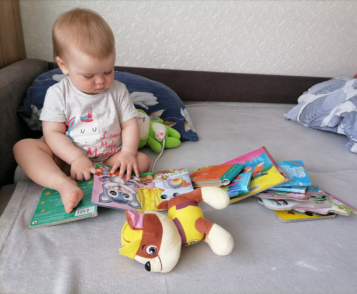 Дочка обожает перебирать свои книжки