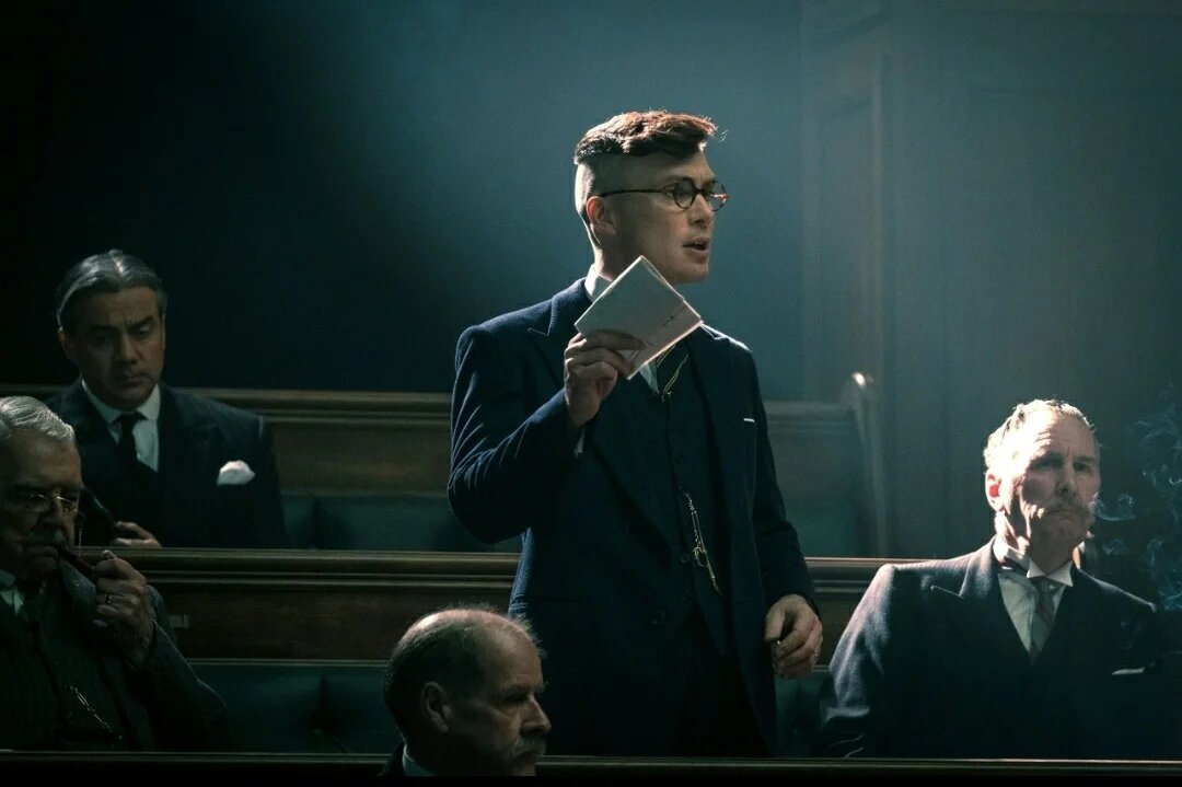 Кадр из сериала "Острые козырьки". Томасу Шелби приходилось быть политкорректным во время политической деятельности, даже не смотря на свой нрав и криминальную деятельность