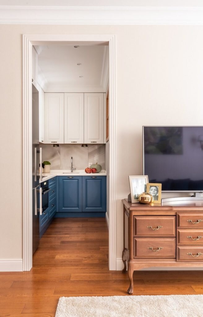 На месте кухни разместили полноценную спальню. Из однушки - необычная двушка