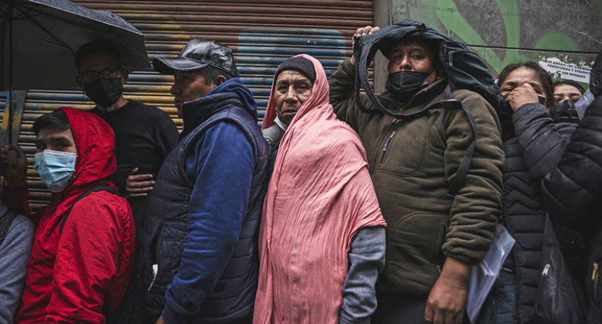 Очередь в госбанк за долларами. Фото: The Economist