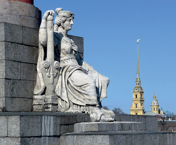 Скульптура реки Невы у подножия Ростральной колоны в Санкт-Петербурге. Фото из Интернета