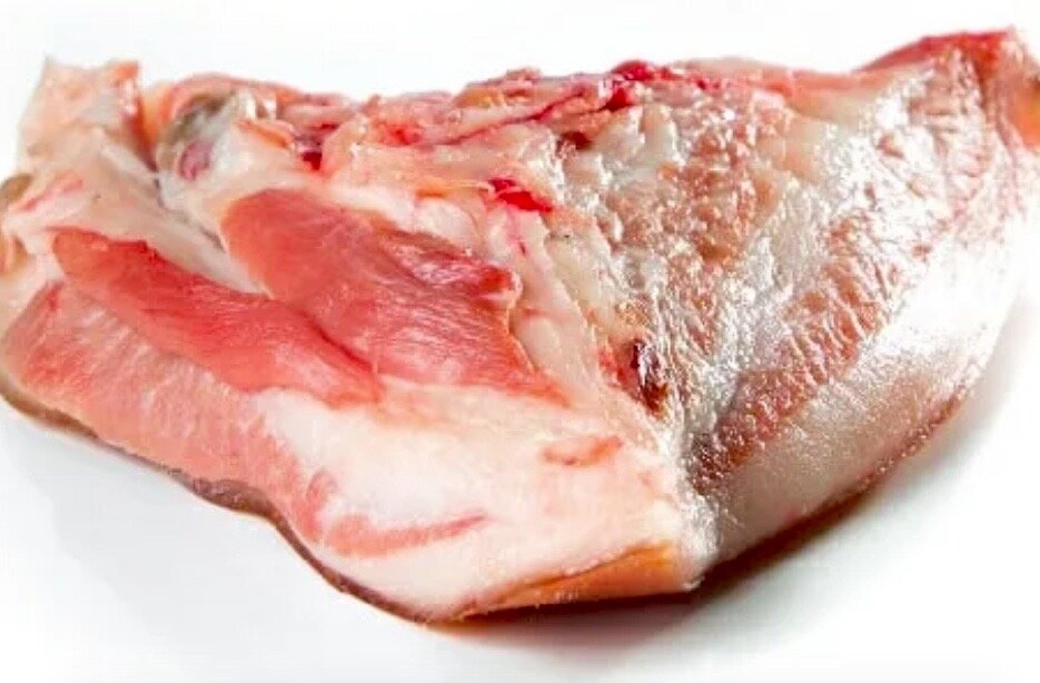 Щековина свиная. Гуанчиале сыровяленая. Щековина свиная копченая. Свиные щеки. Жареные щечки.