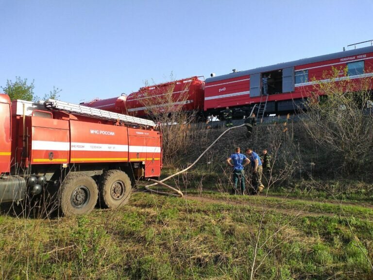    К месту возгорания сухой травы на дачном массиве под Бузулуком прибыл пожарный поезд Андрей Севостьянов
