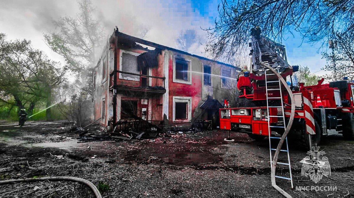    Основная версия пожара в расселенном доме на Никеле в Орске - поджог