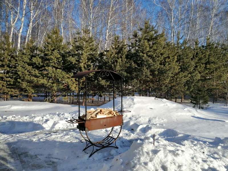 Настоящего любителя мяса жаренного на открытом огне, не остановит ни время года, ни непогода.