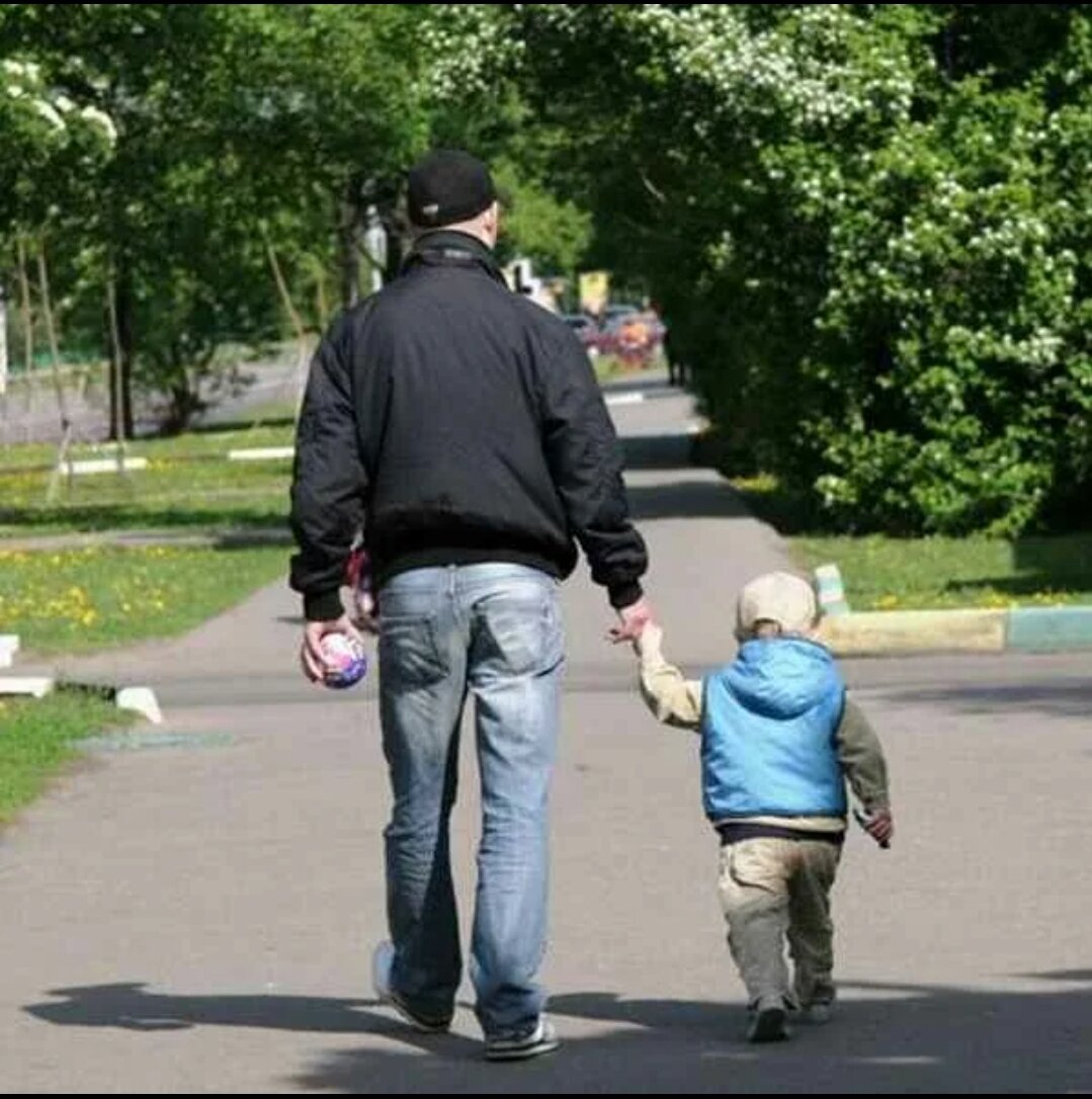 Отцы забираем детей. Папа ведёт ребёнка в сад. Родители ведут ребенка в садик. Папа ведет ребенка в детский сад. Папа забирает ребенка из сада.