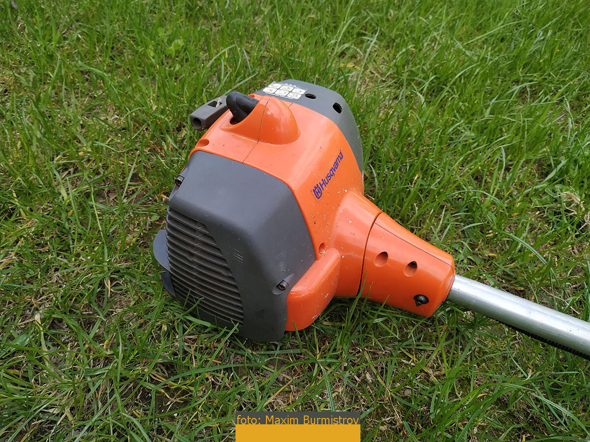 Глушитель находится под кожухом, его надо снять.