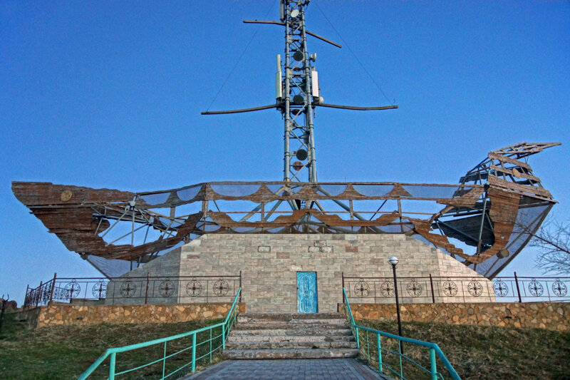 Сам монумент меня не особо впечатлил, что, впрочем, было ожидаемо. Я в принципе не любитель новоделов и рукотворных искусственных туристических заманух, с прикрученной к ним мифологией. В то же время, я совершенно ничего не имею против такого подхода. Каждому своё.