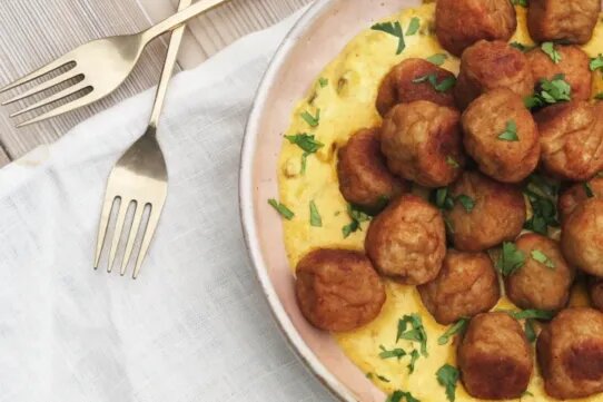     Как приготовить "коронационный соус" к шведским фрикаделькам: этот рецепт стал хитом в Сети