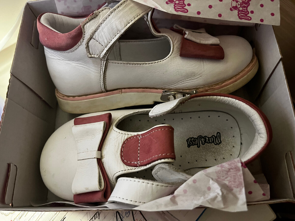 Старшая в них ходила, но они вполне готовы к дальнейшему истаптыванию😀. Натуральная кожа, с супинатором, твёрдым задником и полностью прошитые, достались за 399₽ 🙃Тоже очередная суперская находочка. 