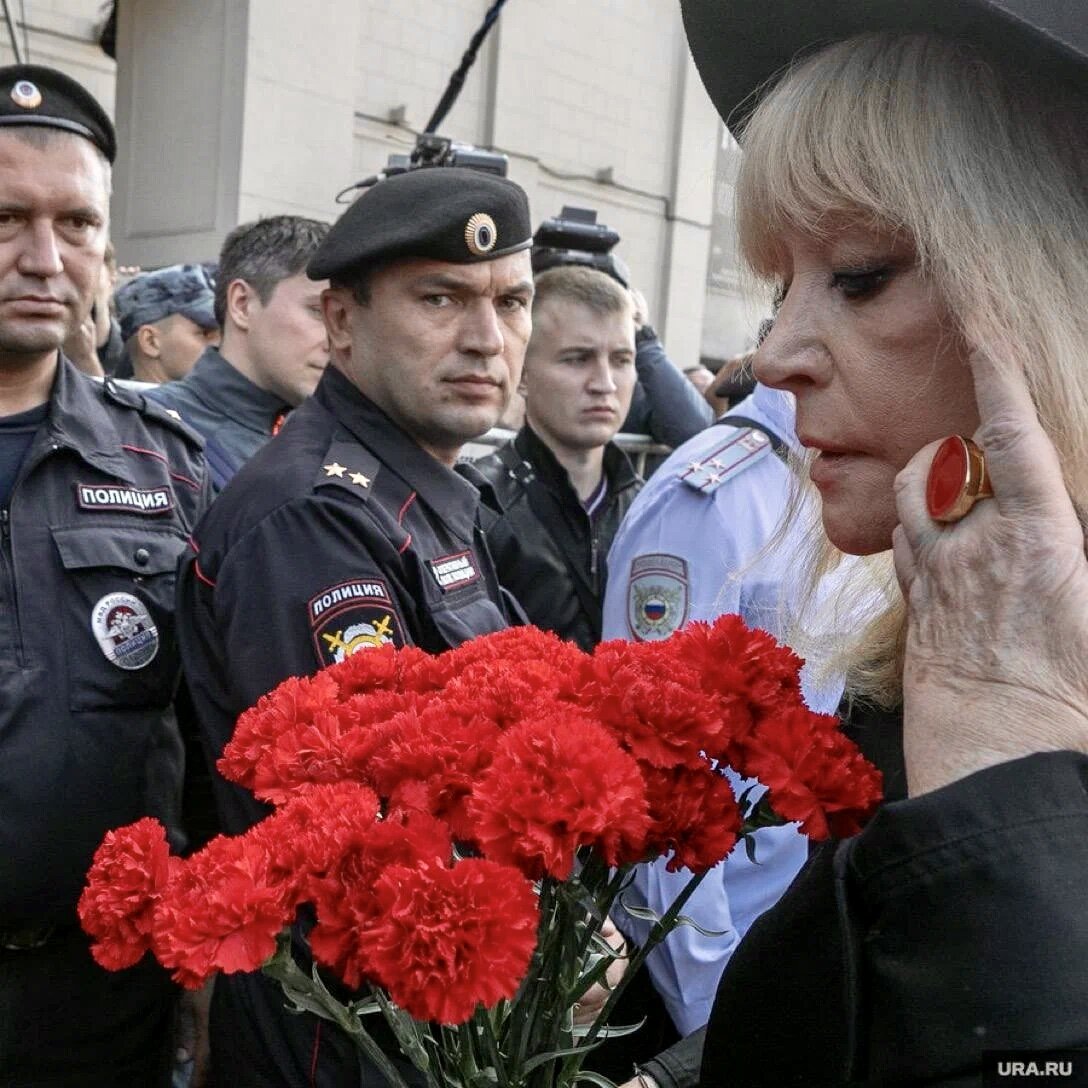 Кладбищенское целование руки | Ильичев-Ростовцев | Дзен