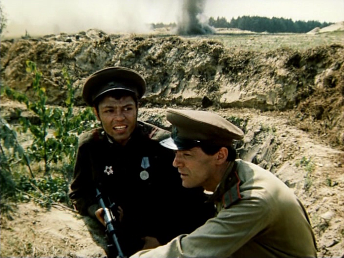 Александр Збруев и Игорь Скляр. Кадр из фильма "Батальоны просят огня" (1984)