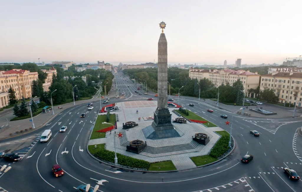 Victory square. Монумент Победы Минск. Площадь Победы Минск. Минск Обелиск Победы. Памятник Победы в Минске.