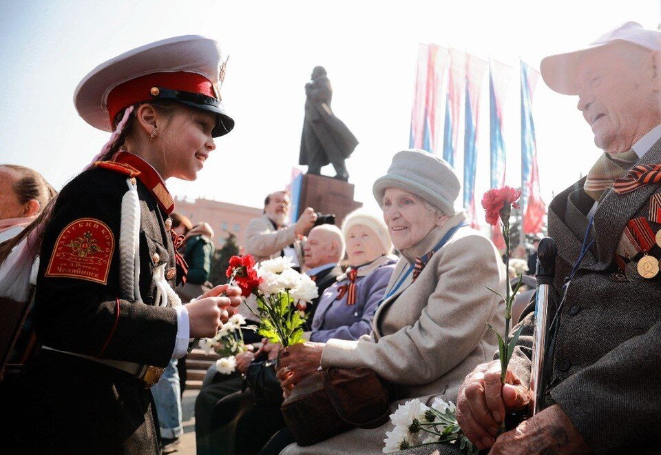    На площади Революции прошел парад Победы Валерий ЗВОНАРЕВ