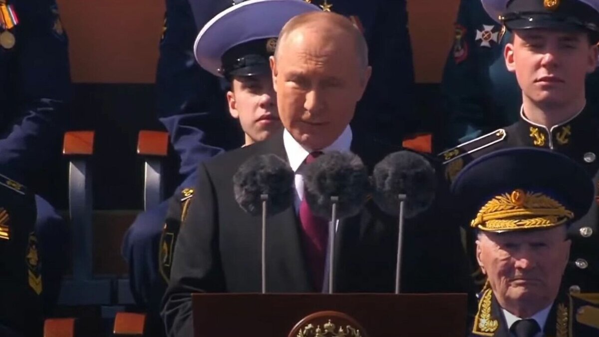     Президент России Владимир Путин (на фото) перед началом военного парада в честь 9 Мая поздравил граждан с Днем Победы.