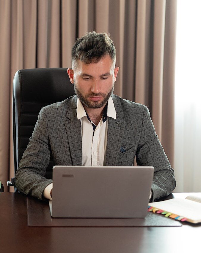 постановочное фото. На фото -  актер