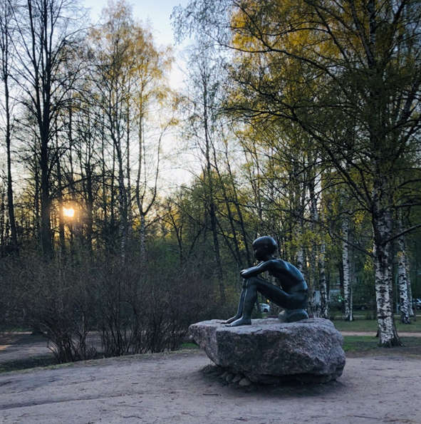 Фото автора. Скульптура «Память о детстве» на берегу Серебряного пруда.