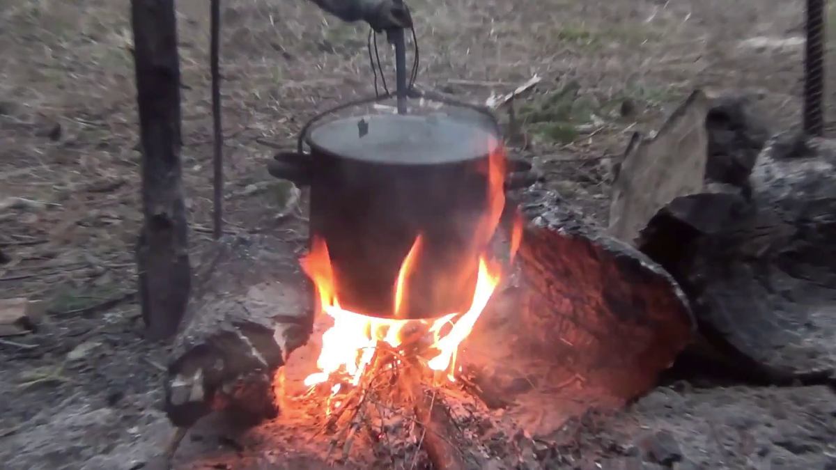 УХА на костре ГОТОВА. Нежнейший ХАРИУС и ЖИРКИ в ухе. - (смотрите на видео внизу статьи)