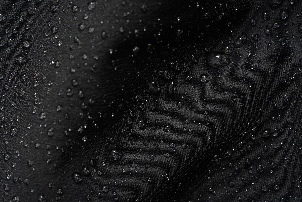 Миллионы отверстий в мембранной ткани настолько малы, что не позволяют пропускать влагу извне, и в то же время слишком крупные, чтобы удерживать пар внутри