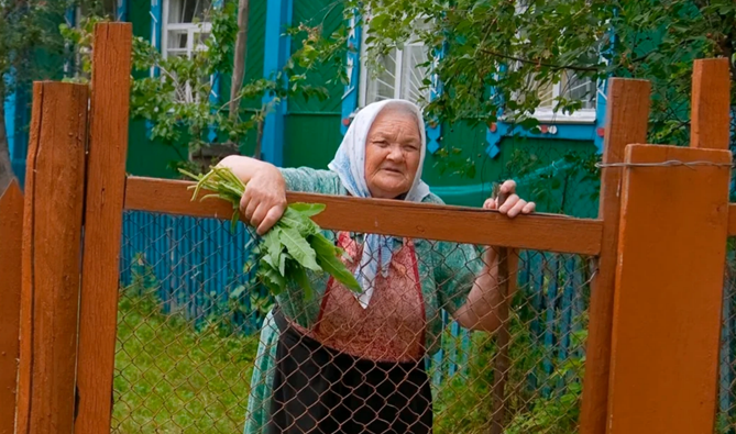 Соседская тетя. Бабуля на даче. Соседи по даче. Старушки на даче. Бабушки на даче за забором.