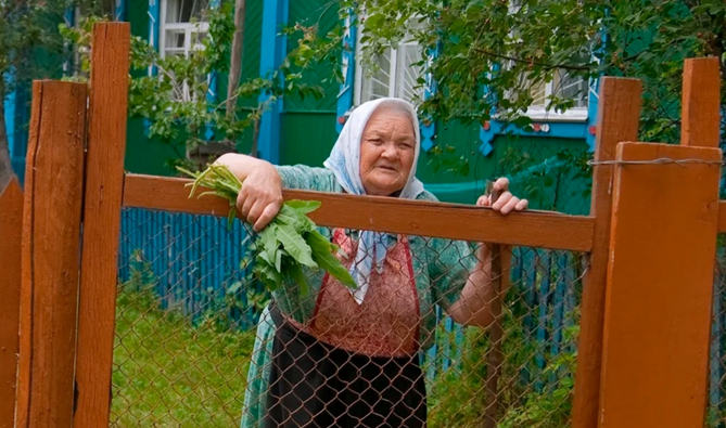 Бабуля на даче. Старушки на даче. Бабушки на даче за забором. Соседка по даче.