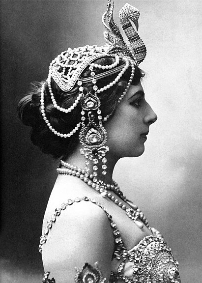 Мата Хари (7 августа 1876, Леуварден, Нидерланды — 15 октября 1917 года, Венсен, пригород Парижа), настоящее имя — Маргарета Гертруда Зелле — исполнительница экзотических танцев и куртизанка фризского происхождения, подданная Нидерландов. В первое десятилетие XX века стала широко известна в Европе как танцовщица «восточного стиля»[⇨]. Во время Первой мировой войны предположительно занималась шпионской деятельностью в пользу Германии. Расстреляна по приговору французского суда за шпионаж в пользу противника в военное время[⇨]. Многие исследователи считают, что улики против Маты Хари были сфальсифицированы, а сама она была скорее всего невиновна