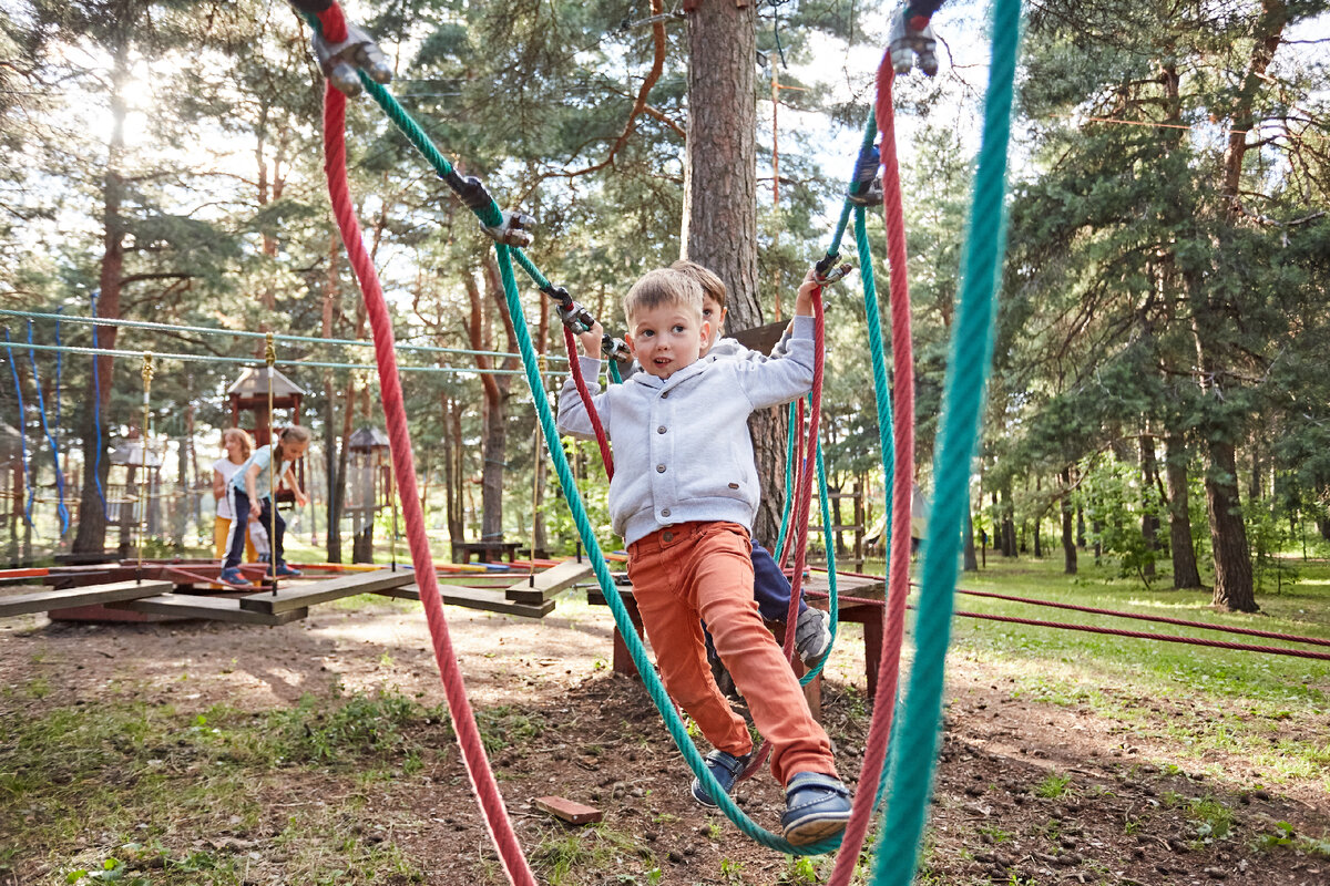 Расположен на высоте 0,5 метров над землей 