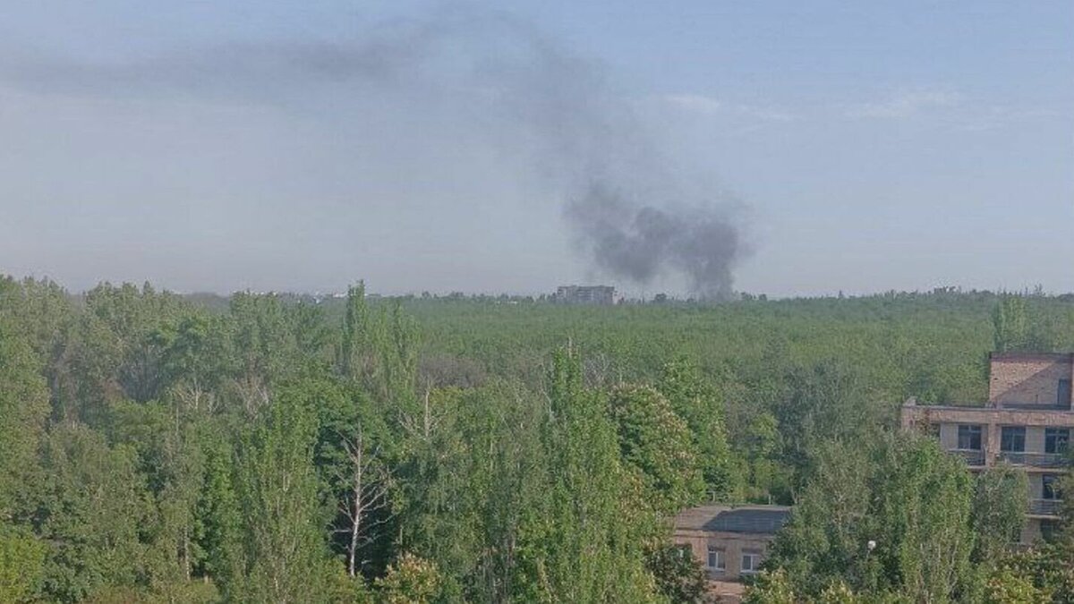     Сегодня утром около 8:00 в Луганске прогремели два взрыва. По словам бывшего главы представительства ЛНР в России Родиона Мирошника, два прилета были зафиксированы в районе луганского автовокзала. Как сообщают местные жители, удар пришелся в район бывшего авиационного училища штурманов (ВВАУШ).