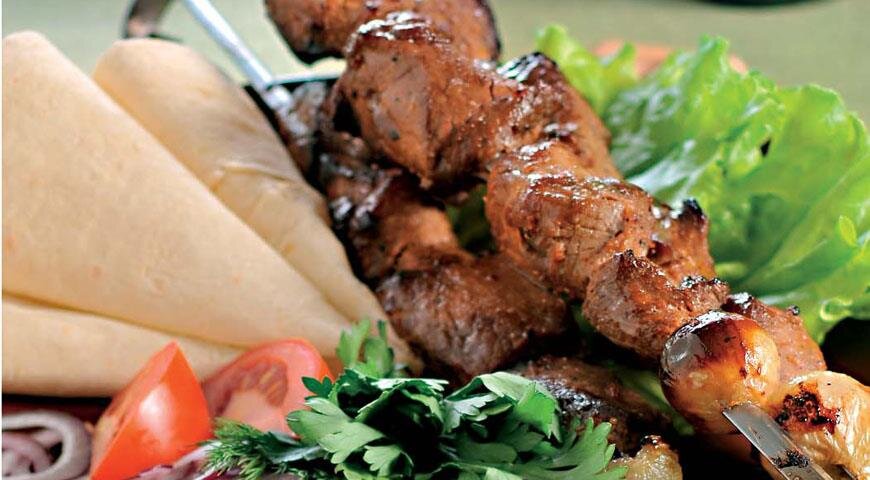 шашлык из свинины, маринад 24 часа в собственном соку и немного специй