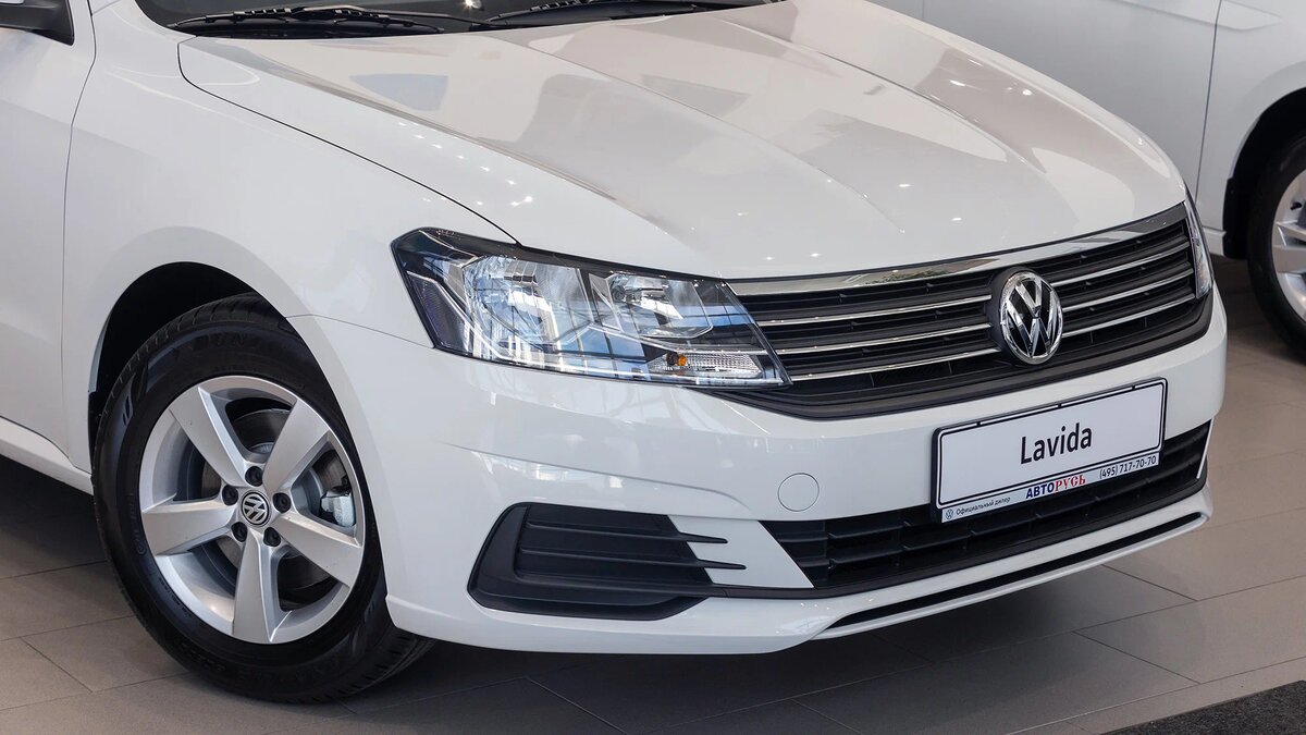 Спереди Лавиду можно спутать с седьмым VW Passat — лестное сравнение для простенького китайского седана