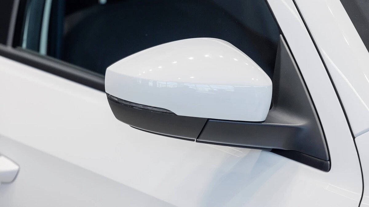Единственный светодиодный элемент в Volkswagen Lavida — повторители поворотников в корпусах зеркал