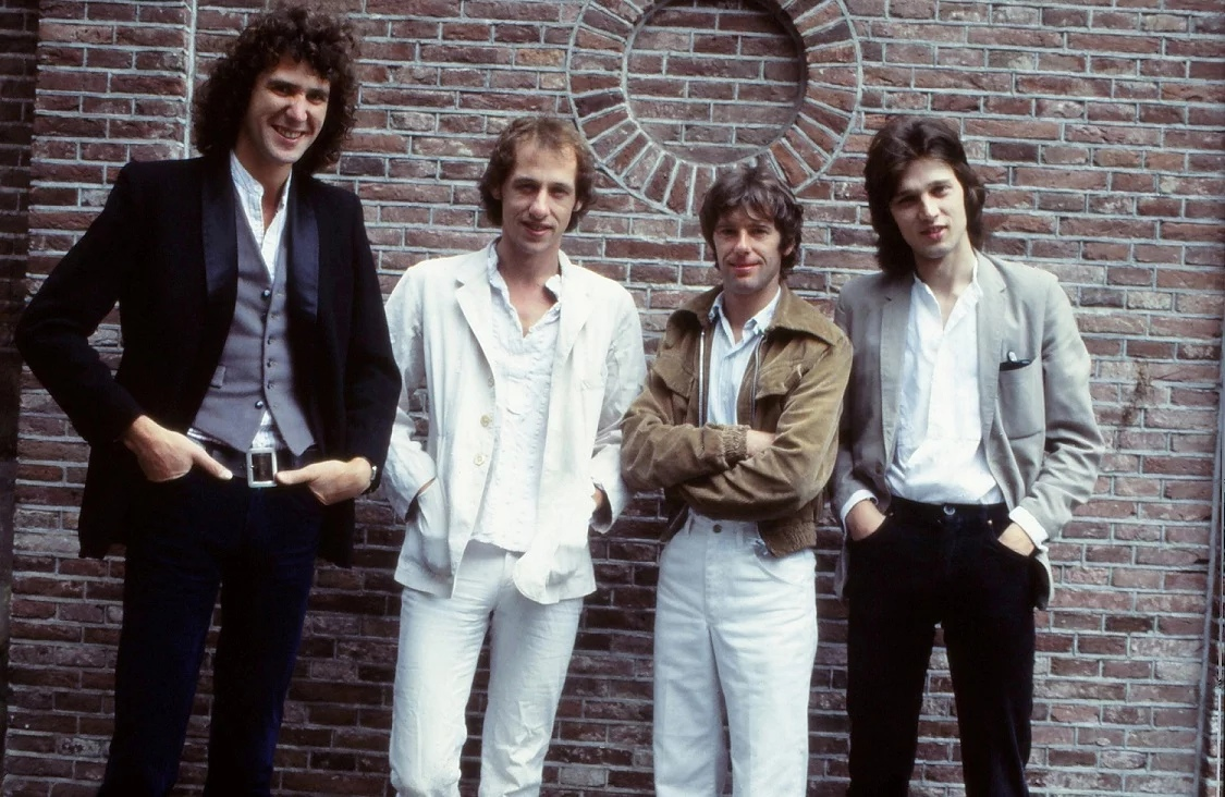 "Dire Straits"  — британская рок-группа, основанная в 1977 году Марком Нопфлером (гитара, вокал), его братом Дэвидом Нопфлером (гитара), басистом Джоном Иллсли и барабанщиком Пиком Уизерсом. В творчестве группы преобладали меланхоличные композиции. Dire Straits вошла в число наиболее коммерчески успешных групп в истории рок-музыки, в общей сложности было продано более 120 миллионов копий их альбомов. Самый популярный альбом группы, "Brothers in Arms", разошёлся тиражом более 30 миллионов копий. В 2018 году Dire Straits были включены в "Зал славы рок-н-ролла"
