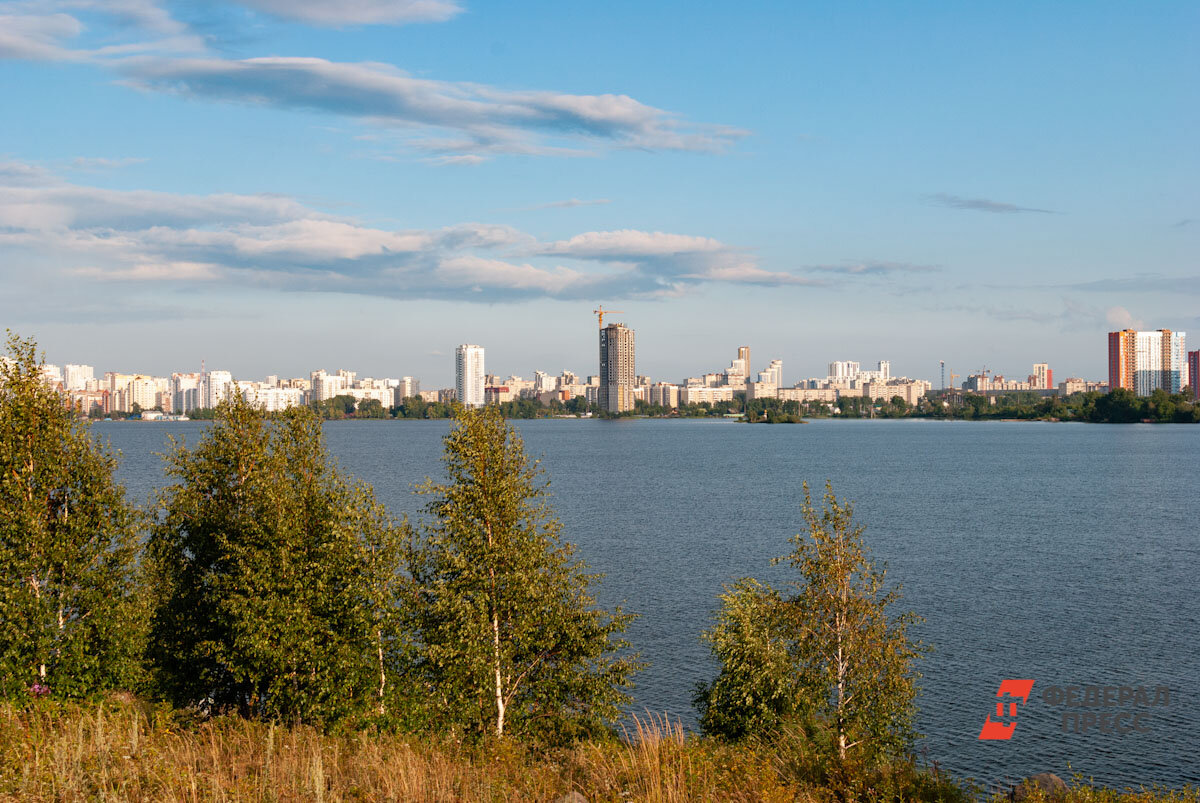 Вода смывает мусор в реку.  Фото: ФедералПресс / Елена Ельцова