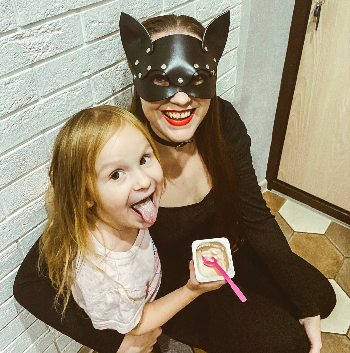 В декрете можно заняться любимым хобби и даже освоить новую профессию! Маску сделала сама из натуральной кожи