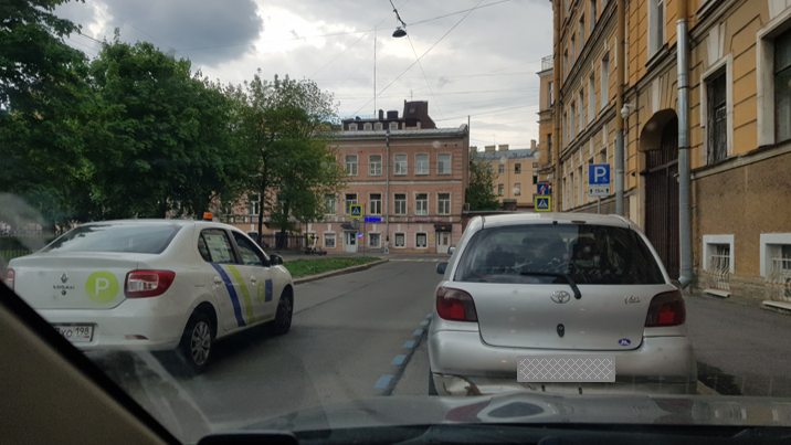 Платные парковки Петербурга (машина слева)