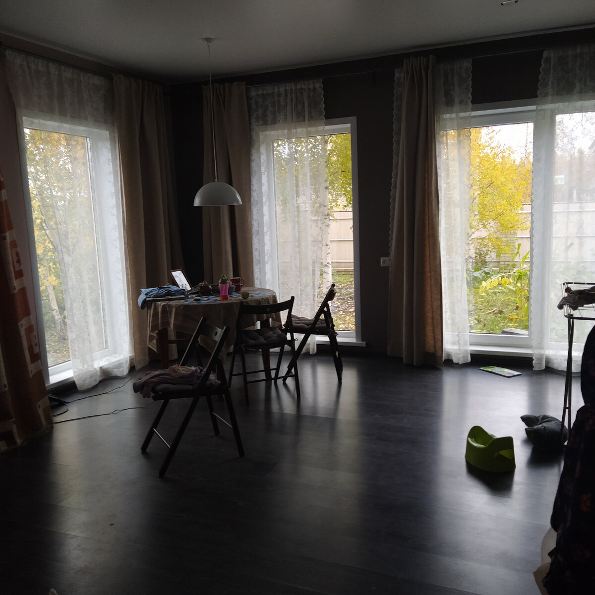 Помню, как стояла и смотрела в окно. Хотела запомнить момент навсегда. 