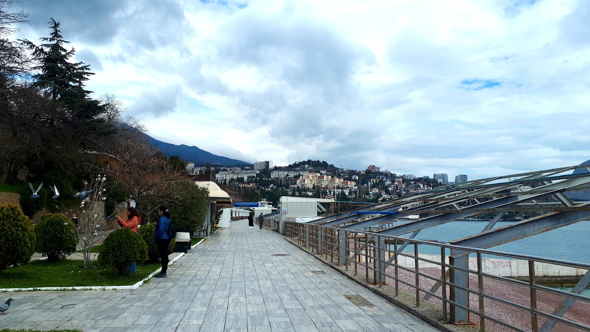 Набережная Гурзуфа в апреле.