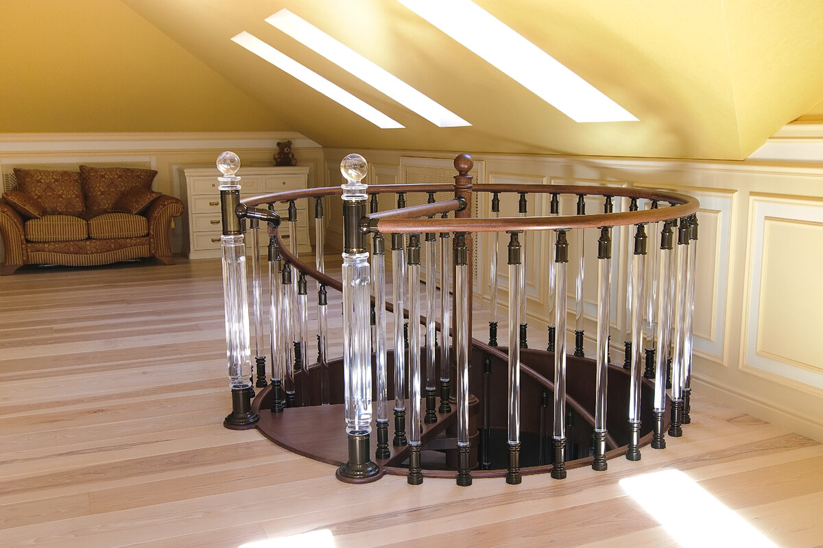 Ограждение винтовой лестницы балясинами и стойками Pleksi с деревянным поручнем