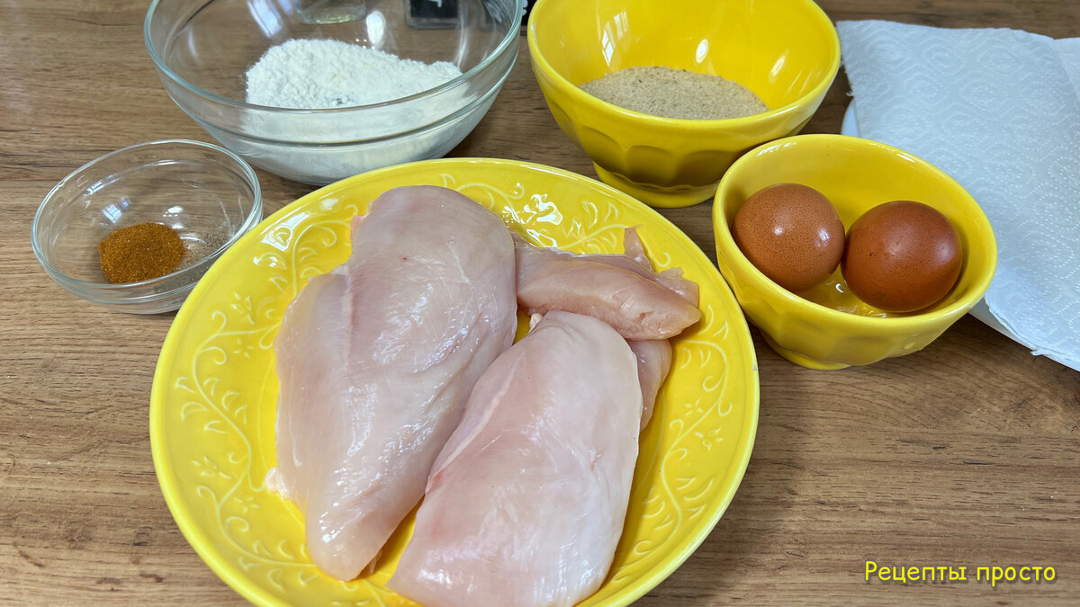 Подготовила ингредиенты для куриных наггетсов.