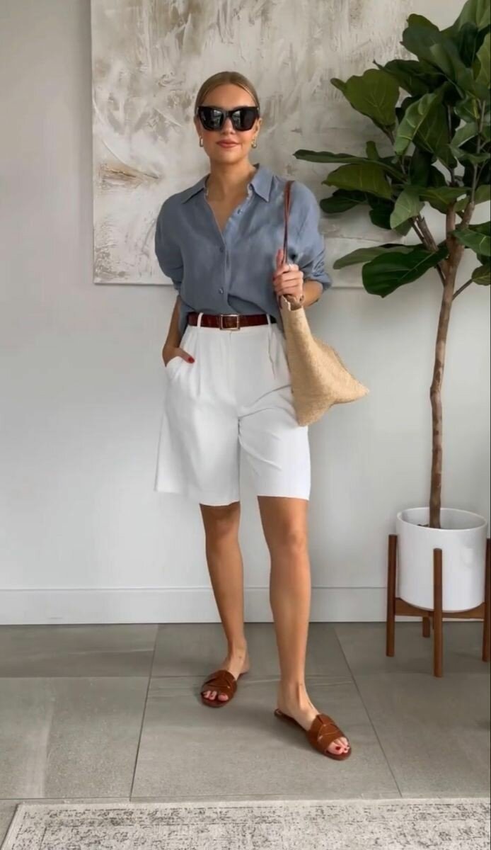 Джинсовые шорты 2022 женские тренды. Шорты в гардеробе. Шорты в гардеробе. Красивые луки для девушек. Образ с джинсовыми шортами.