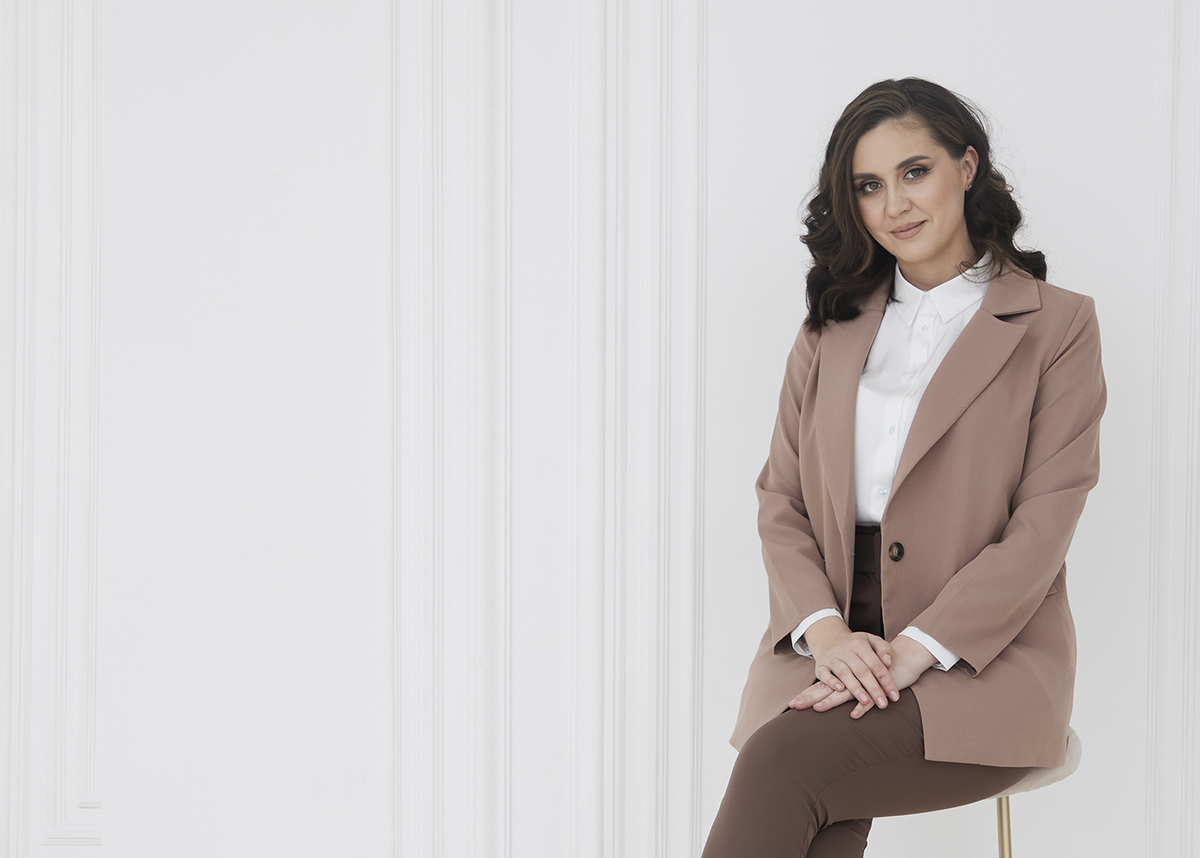 Екатерина Тур, врач, психосоматолог. Автор первых в России психосоматических медитаций. Основатель крупнейших сообществ по психосоматике в России. 