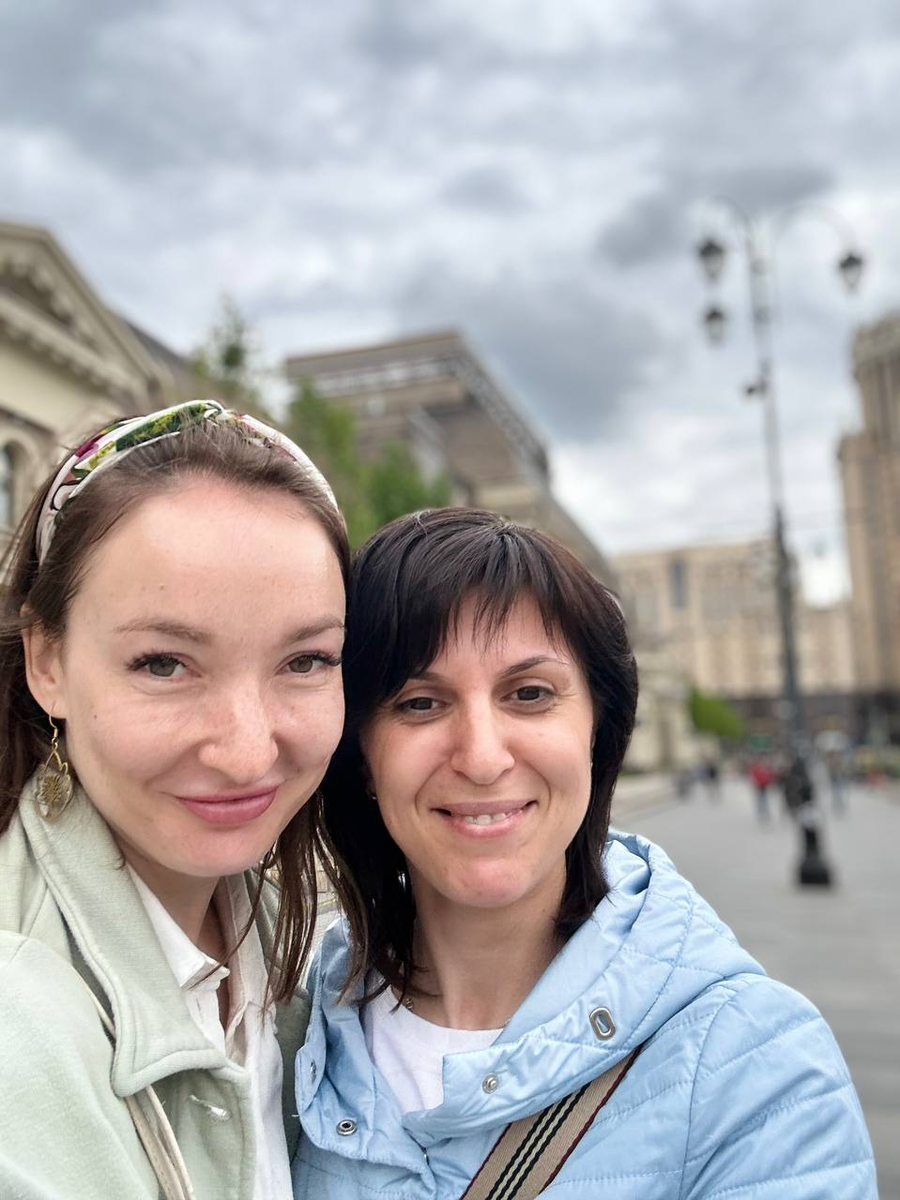 Это мы с Аней неделю назад встретились в Москве. Я проездом из Дагестана, она приехала на конференцию по работе. Нереально круто, когда в твоей тридцатилетней жизни появляется новый друг